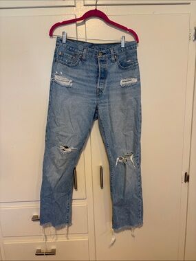 Women’s Levis Light Wash Distressed Straight-Leg Jeans